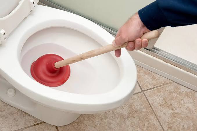 Comment déboucher des toilettes efficacement : 10 astuces qui fonctionnent vraiment